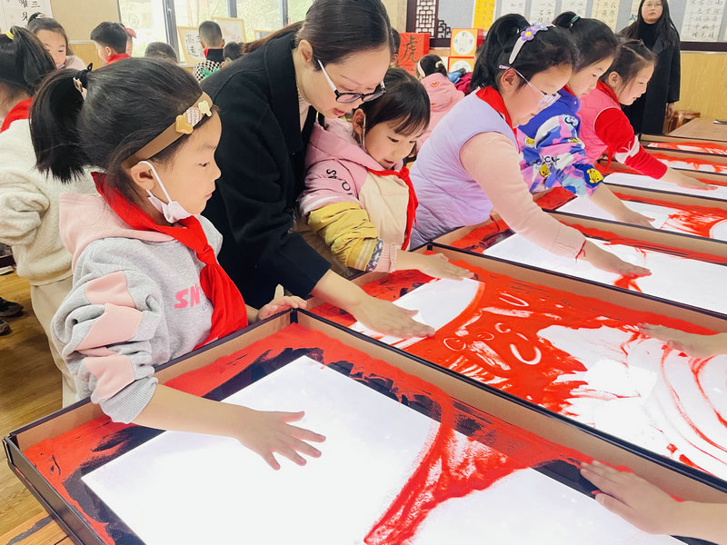 10淮安生态文化旅游区实验小学-”扬沙为画 巧绘童心“.jpg