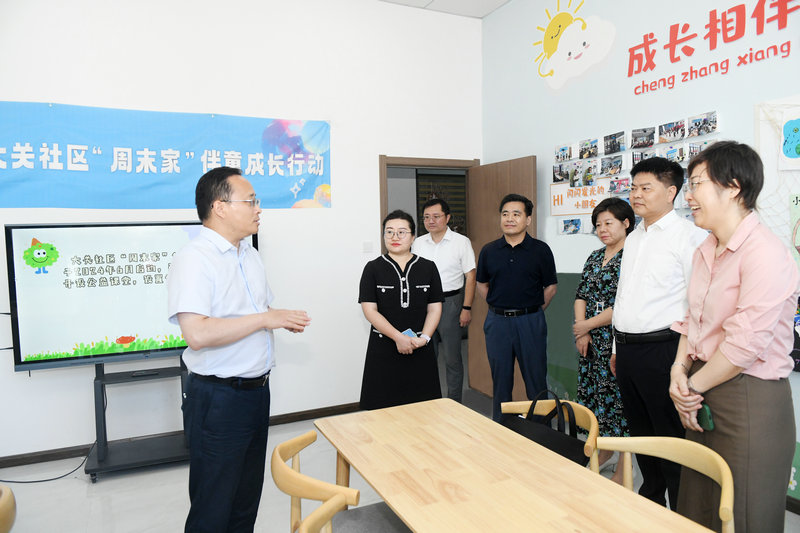 顾坤调研推进农村留守儿童教育关爱和暑期安全工作