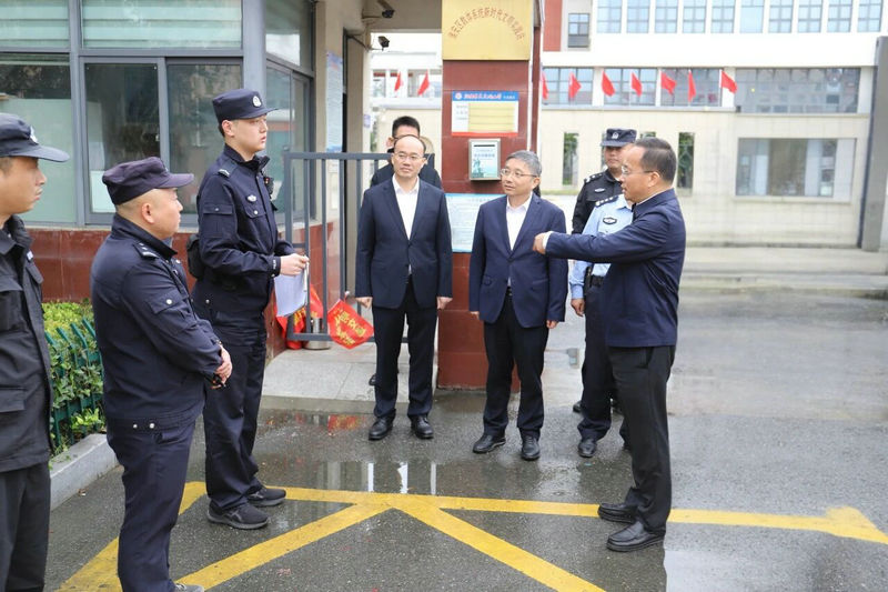 省教育厅厅长江涌在淮安检查校园安全工作
