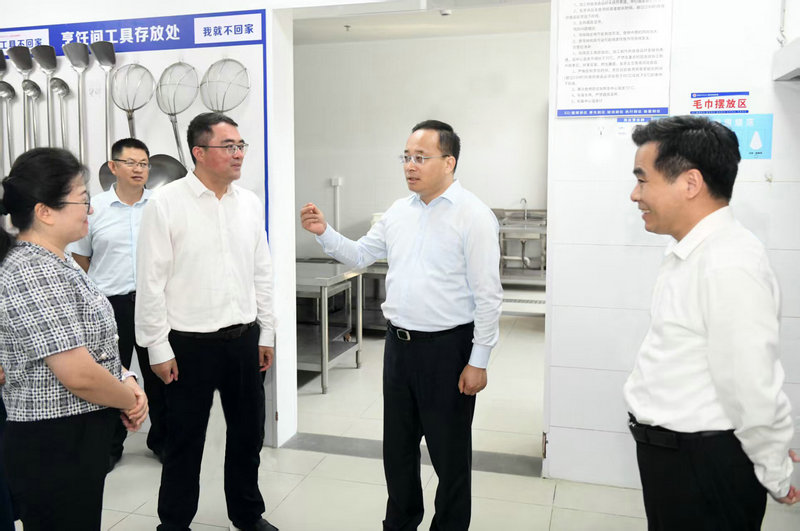 顾坤调研推进“校园餐”安全和校园周边环境综合整治