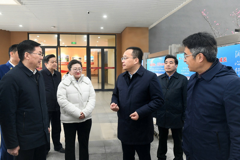 顾坤调研督导春季开学工作