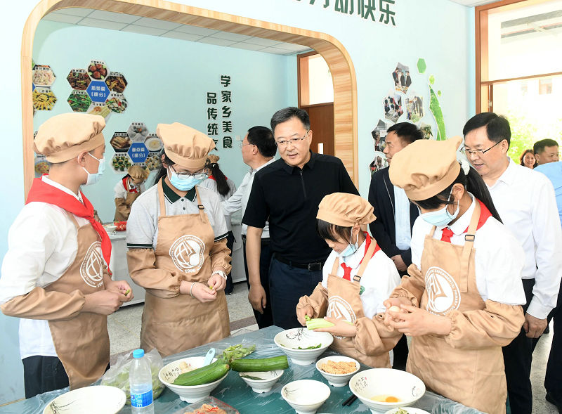 李森调研“校园餐”常态化治理及纠治征订教辅、购买校服乱象...