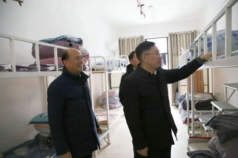 市教育局局长陈俊祥"四不两直"走进楚州中学,文通中学,深入学生宿舍