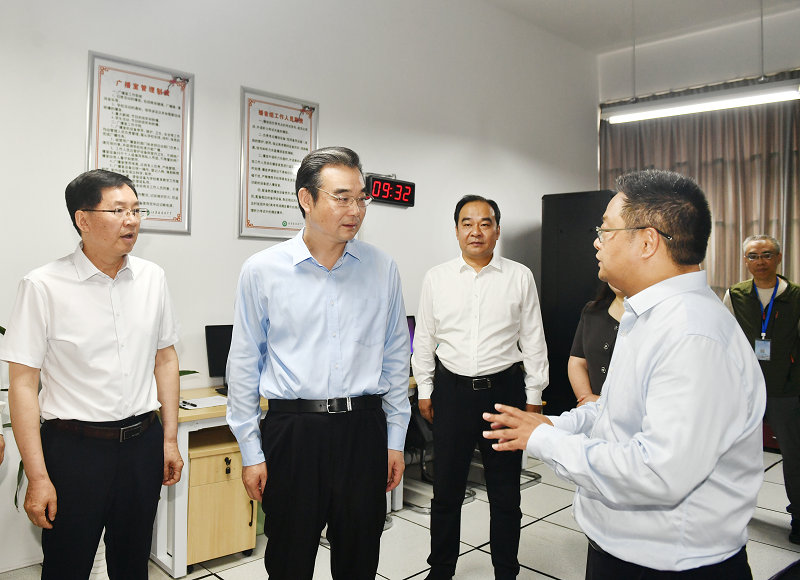 史志军调研高考准备工作