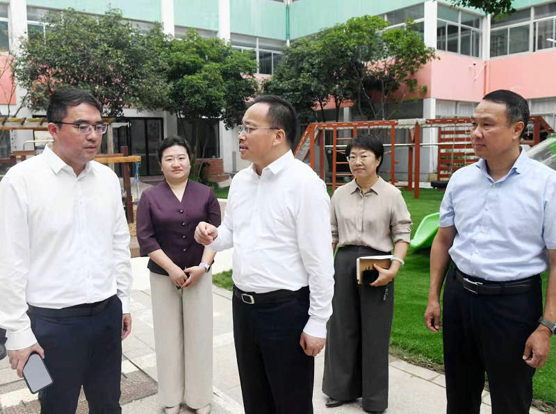 顾坤检查秋季开学和校园安全工作